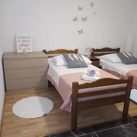 Spacious 3-bedroom Apartment-free Parking-
