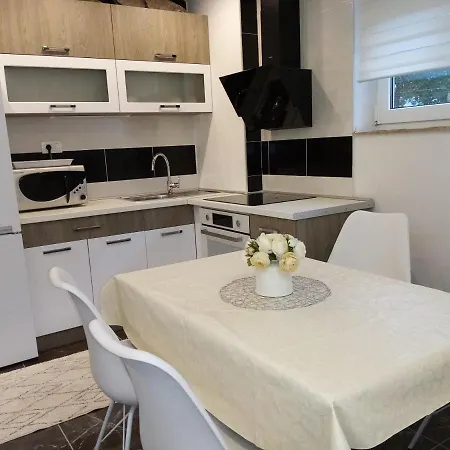 Spacious 3-bedroom Apartment-free Parking- *