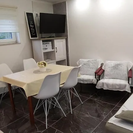 Spacious 3-bedroom Apartment-free Parking- *