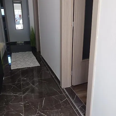 Spacious 3-bedroom Apartment-free Parking- 公寓 *